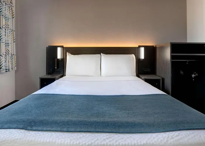 Motel 6-Bakersfield, CA - South